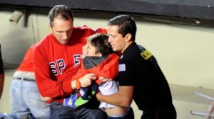 Niño resultó herido tras caer de la tribuna. (Foto: Globoesporte.com/GDA)