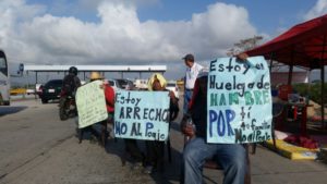 "Estoy en ayuno por ti, por tu familia y por mi” "No al peaje", eran las frases escritas en  pancartas por los protestantes que desde el miércoles iniciaron un  ayuno. ( Foto tomada del portal de Radio  El Progreso.
