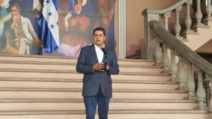 Juan Orlando Hernández ante los medios esta tarde en casa de Gobierno