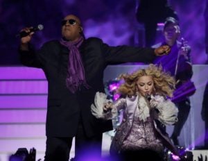 Madonna y Celine Dion ponen la emoción  y Adele domina los Billboard. Instantes después, el colofón llegó con la aparición de Stevie Wonder.