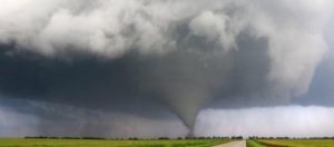 Un gran tornado barrió el jueves durante unos 90 minutos todo lo que encontró a su paso en una zona rural del norte de Kansas, EE UU. 