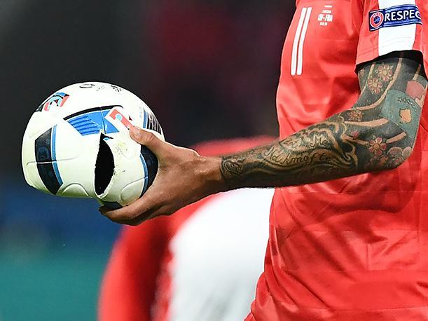 El balón se reventó en pleno partido entre Suiza y Francia