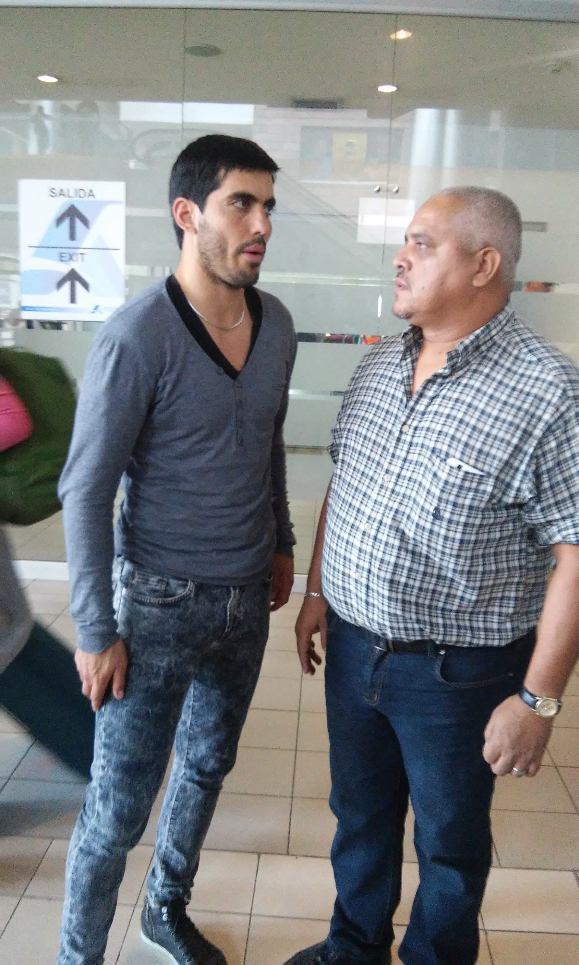 El gerente del equipo azul, Marvin Fonseca recibió a "Puche", en el aeropuerto Toncontin.