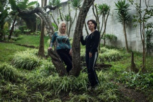 Anastasia Bitkov (izquierda) y su madre, Irina Bitkov, en el jardín del hospital en el que estaban detenidas en Guatemala CreditMeridith Kohut para The New York Times.