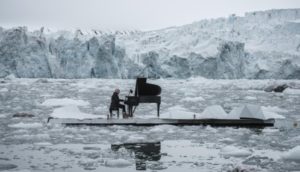 El pianista Ludovico Einaudi interpreta una pieza original sobre una plataforma  en el Ártico para pedir su protección .
