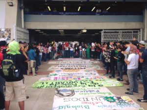  Cientos de estudiantes es tan reunidos a las afueras del polideportivo donde se lleva acabo el diálogo entre estudiantes y autoridades universitarias.
