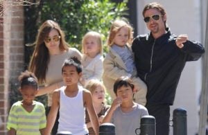 La-actriz-Angelina-Jolie-y-su-marido-Brad-Pitt-así-como-sus-seis-hijos-Maddox-14-Pax-12-Zahara-11-Shiloh-10-y-los-mellizos-Vivienne-y-Knox.