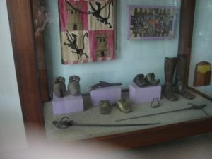 Pistolas, sables, botas  que usaron los conquistadores se exhiben en el museo de San Pedro Sula.