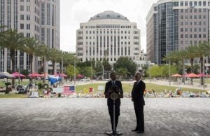 Obama y Biden dejan la ofrenda en Orlando. SAUL LOEB/AFP/Getty Images.