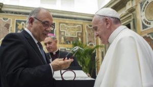 El Papa pide a médicos evitar soluciones rápidas con los enfermos.Francisco recibe un regalo de manos del presidente de la Organización Médica Colegial (OMC) de España, Juan José Rodríguez Sendín. 
