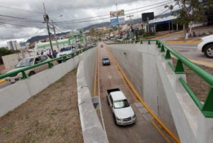También esta interrumpido el tráfico del  túnel  del puente Paz y Esperanza a inmediaciones de Torre Libertad.