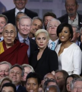 Lady Gaga complica su «romance» con los chinos  por su encuentro con Dalái Lama.
