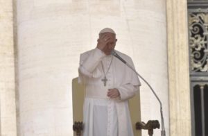 El Papa aprueba expulsión de obispos negligentes ante la  pederastia .