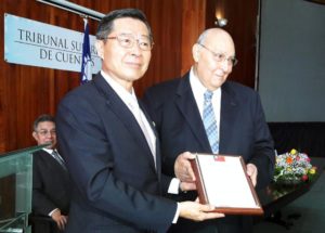 Auditor general de China Taiwán en Honduras. Ching Long Lin aquí con el presidente del TSC, Miguel Ángel Mejía Espinoza.