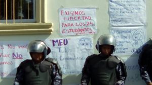 Tribunales de Justicia en Tegucigalpa, donde estudiantes apostados exigen la liberación de los detenidos