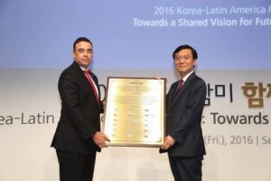 El embajador de Honduras acreditado en la República de Corea, Michel Idiáquez Baradat, hizo entrega de la Placa Conmemorativa a Yoon Byung-se, Ministro de Asuntos Exteriores de la República de Corea. 