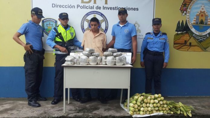 La Policia Nacional le encuentra droga en un saco de elotes.