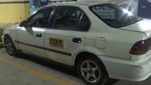 El taxi con registro 5556, en el que se transportaban los supuestos pandilleros.