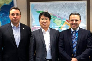 De izquierda a derecha él embajador de Honduras en Corea del Sur,  Michel Idiaquez, el Gerente de la ENP, Leo Castellón y el presidente de la BPA el Sr. Woo Ye-Jong.