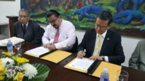 :En la firma de donación estuvo presente el embajador de Taiwán, Joseph Kuo y el representante de Honduras, Roberto Zacapa.