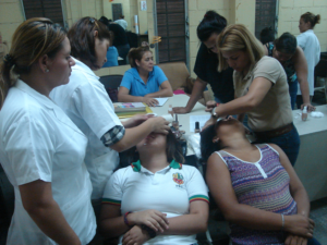 La instructora en belleza, Linda León les enseña a un grupo de alumnas a depilar cejas.