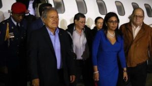 El presidente de El Salvador, Sánchez Cerén, más atrás su asesor Merino (de lentes), al llegar a Caracas y ser recibidos por la canciller Rodríguez. 