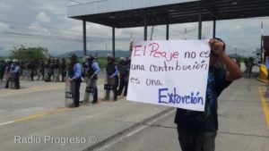 Protestan en contra de peaje en San Manuel