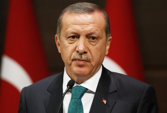 Gobierno de Turquía cierra más de 100 medios de comunicación