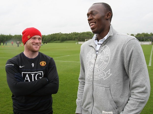 MANCHESTER, ENGLAND - MAY 15: *** EXCLUSIVE ACCESS *** (MINIMUM USAGE FEE APPLIES - 250 GBP OR LOCAL EQUIVALENT) Wayne Rooney of Manchester United meets Olympic Champion Usain Bolt ahead of a First Team Training Session at Carrington Training Ground on May 15 2009 in Manchester, England. (Photo by John Peters/Manchester United via Getty Images)