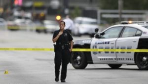 Una agente de la policía de Dallas vigila en la zona en que anoche tuvo lugar el asesinato de cinco policía. 