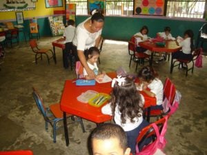 En la actualidad la primera escuela fundada en la ciudad, la Ramón Rosa, consta con un kínder. Una maestra orienta a los infantes.