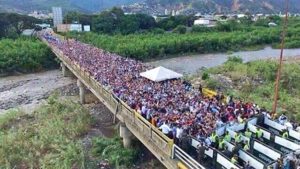 Cientos de venezolanos cruzan la frontera con Colombia en busca de comida.