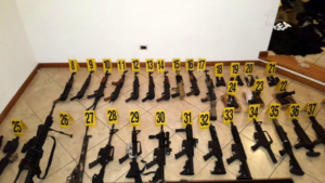 Las armas incautadas en el allanamiento de San Diego (@MPguatemala)