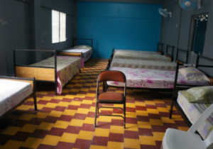 Una habitación compartida en el centro de recepción de personas migrantes El Edén, en San Pedro Sula, Honduras.
