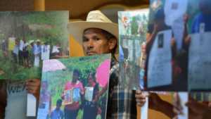 "La mina quiere quitarnos el cementerio y la comunidad no quiere eso", le dice a BBC Mundo Genaro Rodríguez Montoya, fiscal del Comite Ambientalista de Azacualpa.