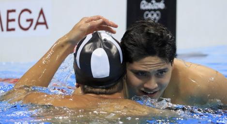 Phelps felicita a Schooling en los 100 metros mariposa. Foto: Reuters