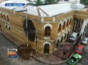 Una pared de la Escuela de Bellas Artes se vino abajo producto de las intensas lluvias en la capital.