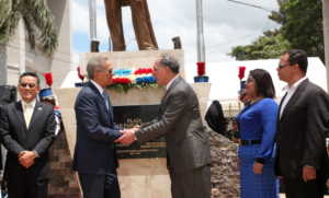 El alcalde capitalino, Nasry “Tito” Asfura, y el embajador dominicano, José Osvaldo Leger.