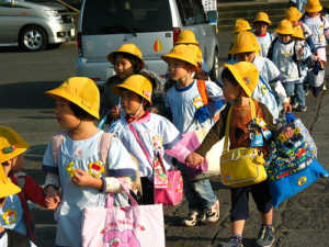 Niños en Japón van a Primaria