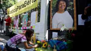 En la embajada de Honduras, en México, rindieron homenaje a la activista asesinada, Berta Cáceres.