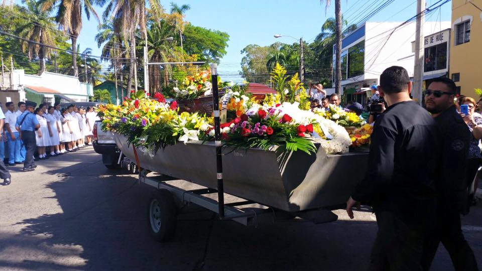 Un velorio lleno de flores transportando el cuerpo de Guillermo.