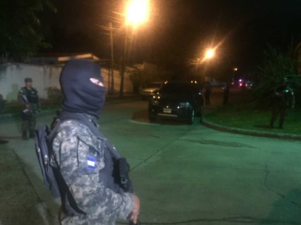 Autoridades llegaron desde anoche a Río de Piedras (Foto Red Informativa).