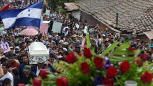 Un multitud asistió al funeral de Berta Cáceres y se despidió de la máxima exponente de la lucha por el medioambiente en Centroamérica 