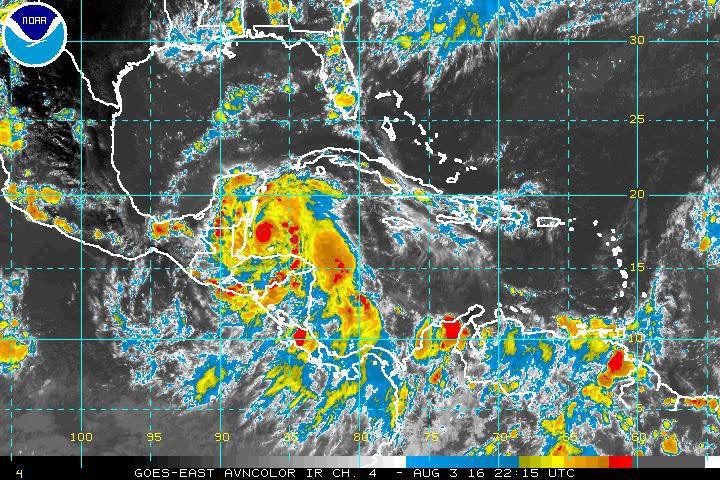 Imagen satelital que muestra al huracán Earl sobre las costas de Belice.