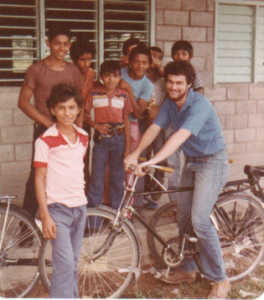 Tim Kaine con un grupo de estudiantes hondureños en El Progreso, en septiembre de 1980 Credit Vía Tim Kaine