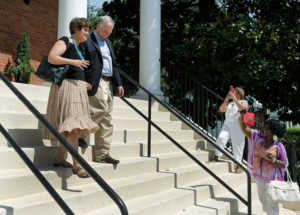 Kaine y su esposa, Anne Holton, saliendo de St. Elizabeth, una iglesia de mayoría afroamericana en Richmond, Virginia