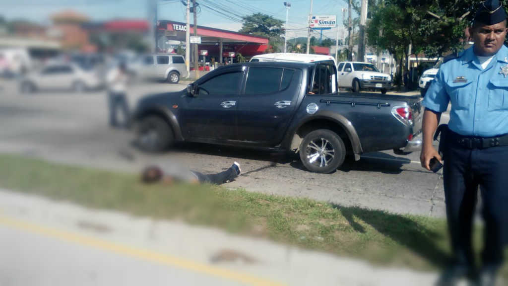 El cuerpo del hombre quedó cerca del vehículo. 