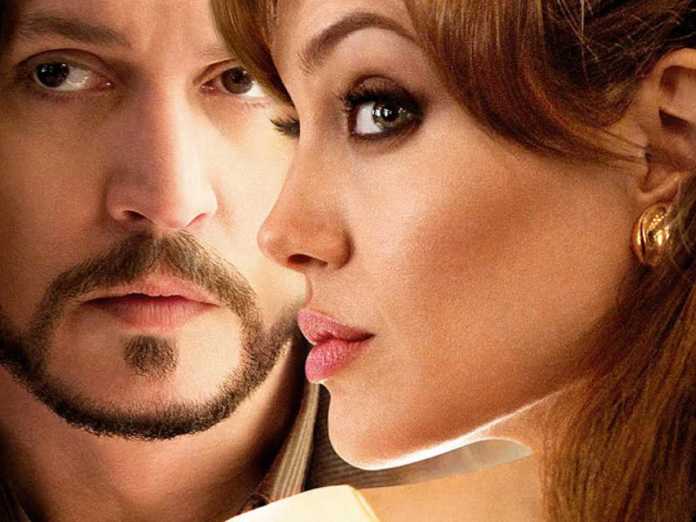 Johnny Deep consuela a Angelina Jolie