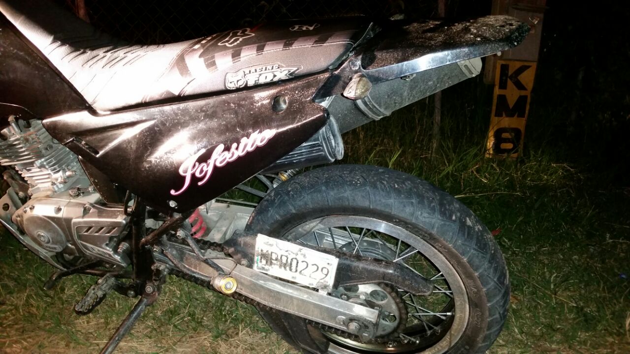 Esta motocicleta encontrada en el lugar, concuerda con las descripciones de la vista durante el secuestro