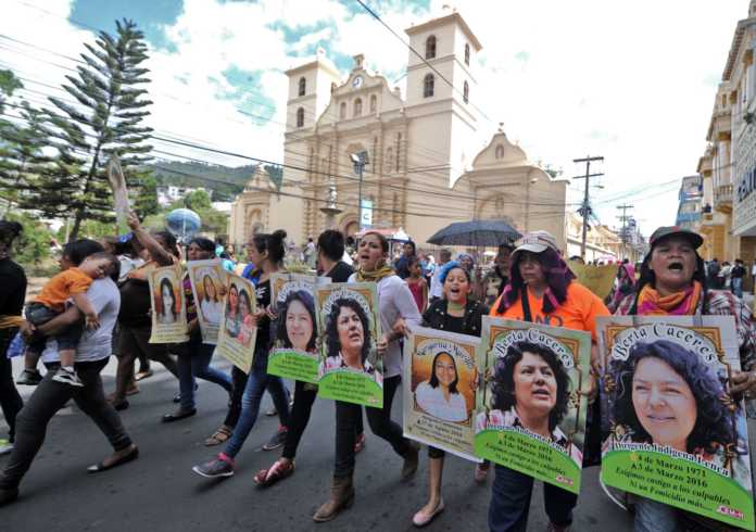marcha femenina por ambientalistas muertos